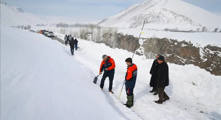 Çığ nedeniyle yolu kapanan mezrada yaşayanlar çetin kış şartlarıyla mücadele ediyor