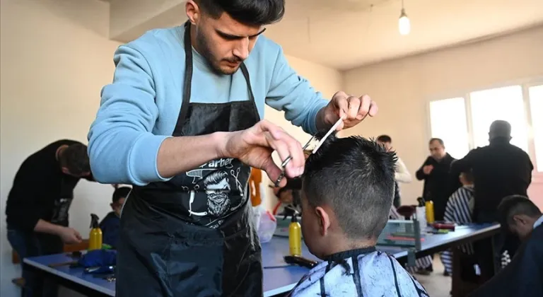 Çocukları mutlu etmek için köy okullarını gezip ücretsiz tıraş hizmeti veriyorlar