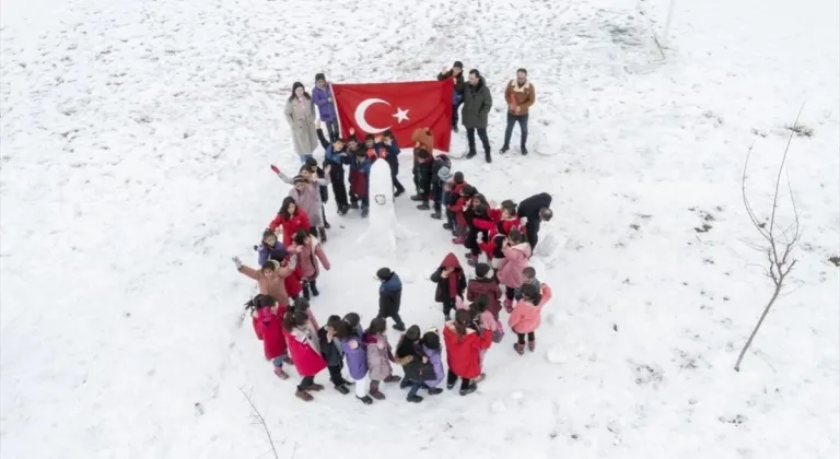 Erciş'te öğrenciler, Alper Gezeravcı'yı okullarına davet etti