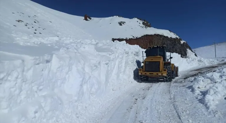 Erciş'te tipi nedeniyle kapanan yol açıldı, içme suyu arızası giderildi