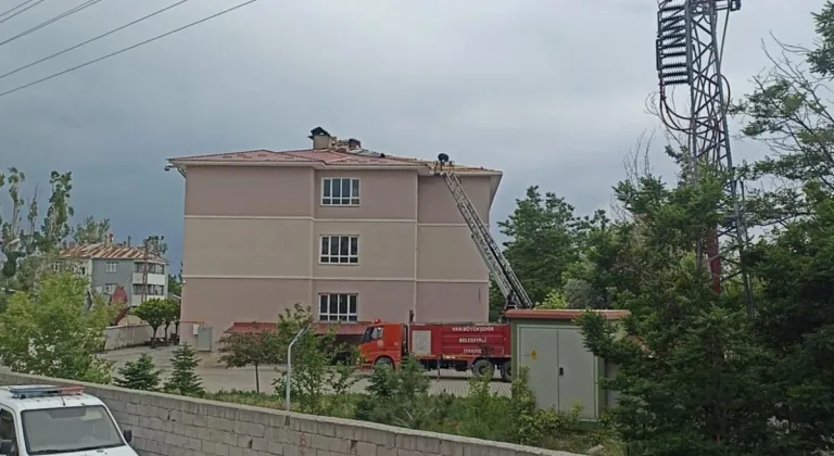Erciş’te fırtına okulun çatısını uçurdu
