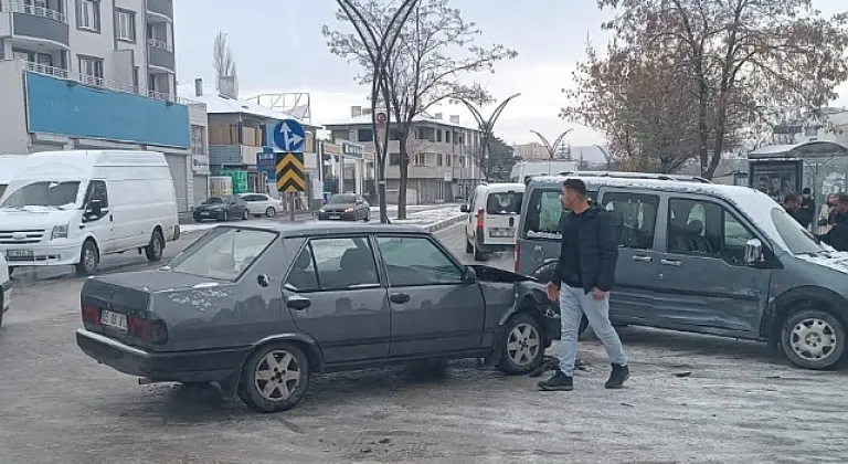 Erciş'te Yağan Kar, Kazayıda Beraberinde Getirdi