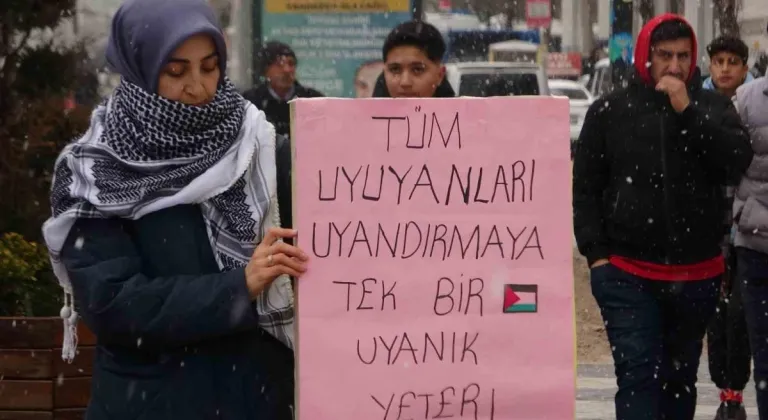 İsrail’in Gazze’ye yönelik saldırılarına dikkat çekmek amacıyla ellerindeki pankartlarla her gün aynı yerde saatlerce bekliyor