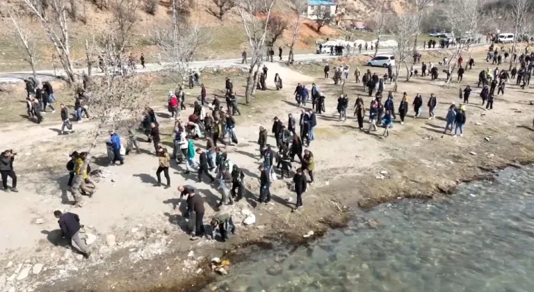 Tunceli’de yüzlerce kişi Munzur Vadisi Milli Parkı’nı temizledi