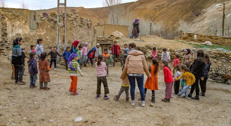 Van'da gönüllü gençler bayram öncesinde 120 çocuğu sevindirdi