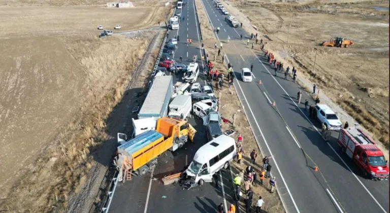 Van-Erciş Karayolunda Sis ve Buzlanma Hasara Yol Açtı, 83 Yaralı