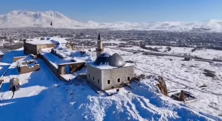 Van’da kar yağışı sonrası kartpostallık görüntüler oluştu