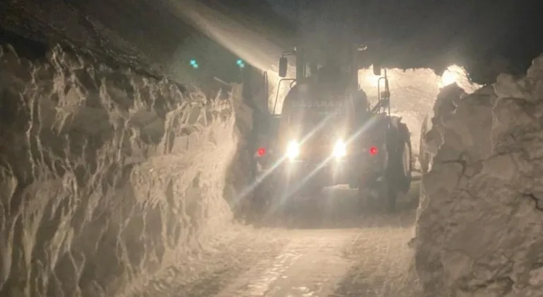 Van’da mahalle yoluna çığ düştü