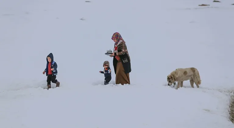 Vanlı çift kışın yalnız kaldıkları mahalleyi hayvanları için terk etmiyor